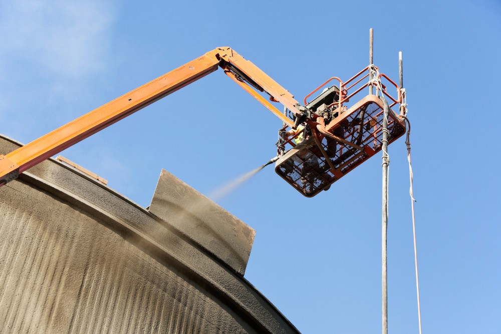 rozpylanie betonu natryskowego z podnośnika koszowego